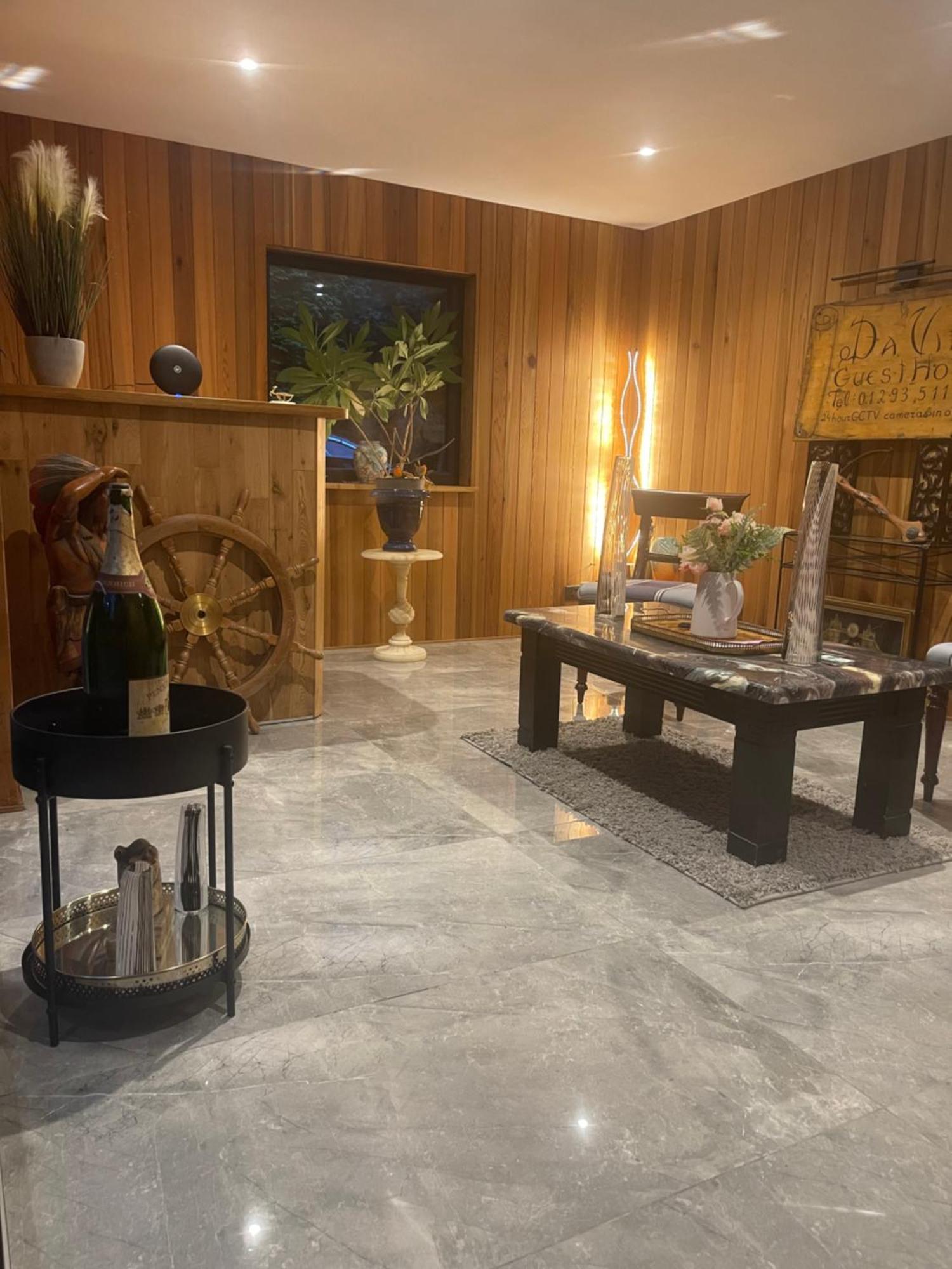 Da Vinci Guest House & Guest Parking, A Real Gem Κρόουλι Εξωτερικό φωτογραφία
